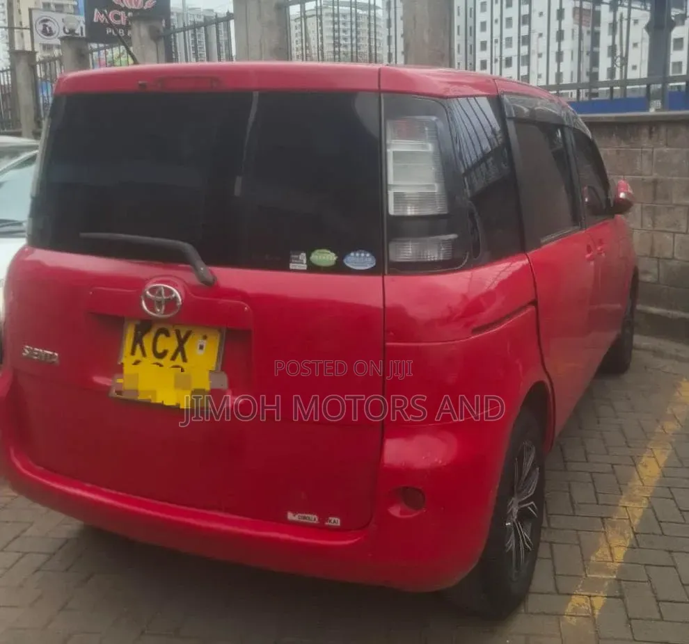 Toyota Sienta 2012 Red