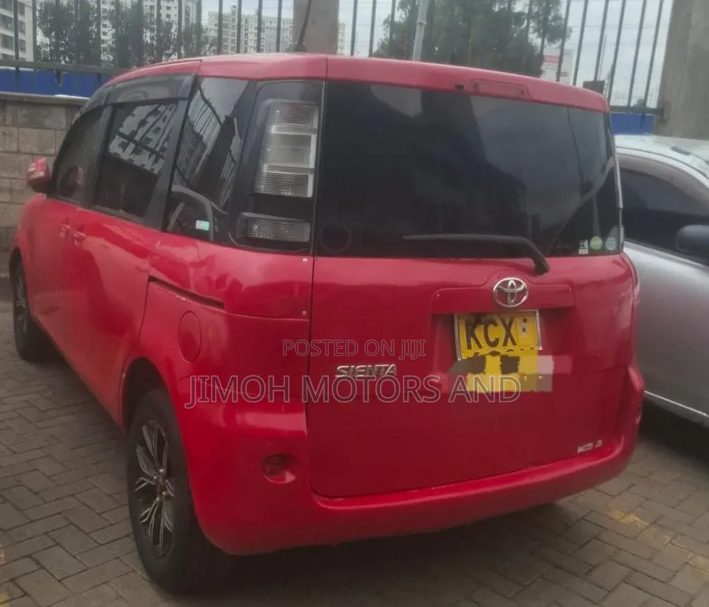 Toyota Sienta 2012 Red