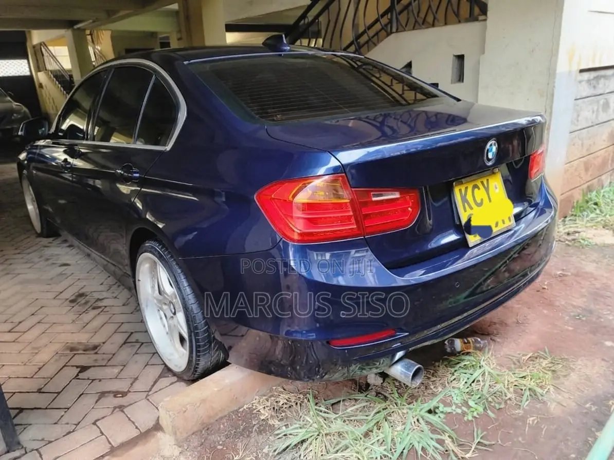 BMW 320i Sedan RWD 2013 Blue