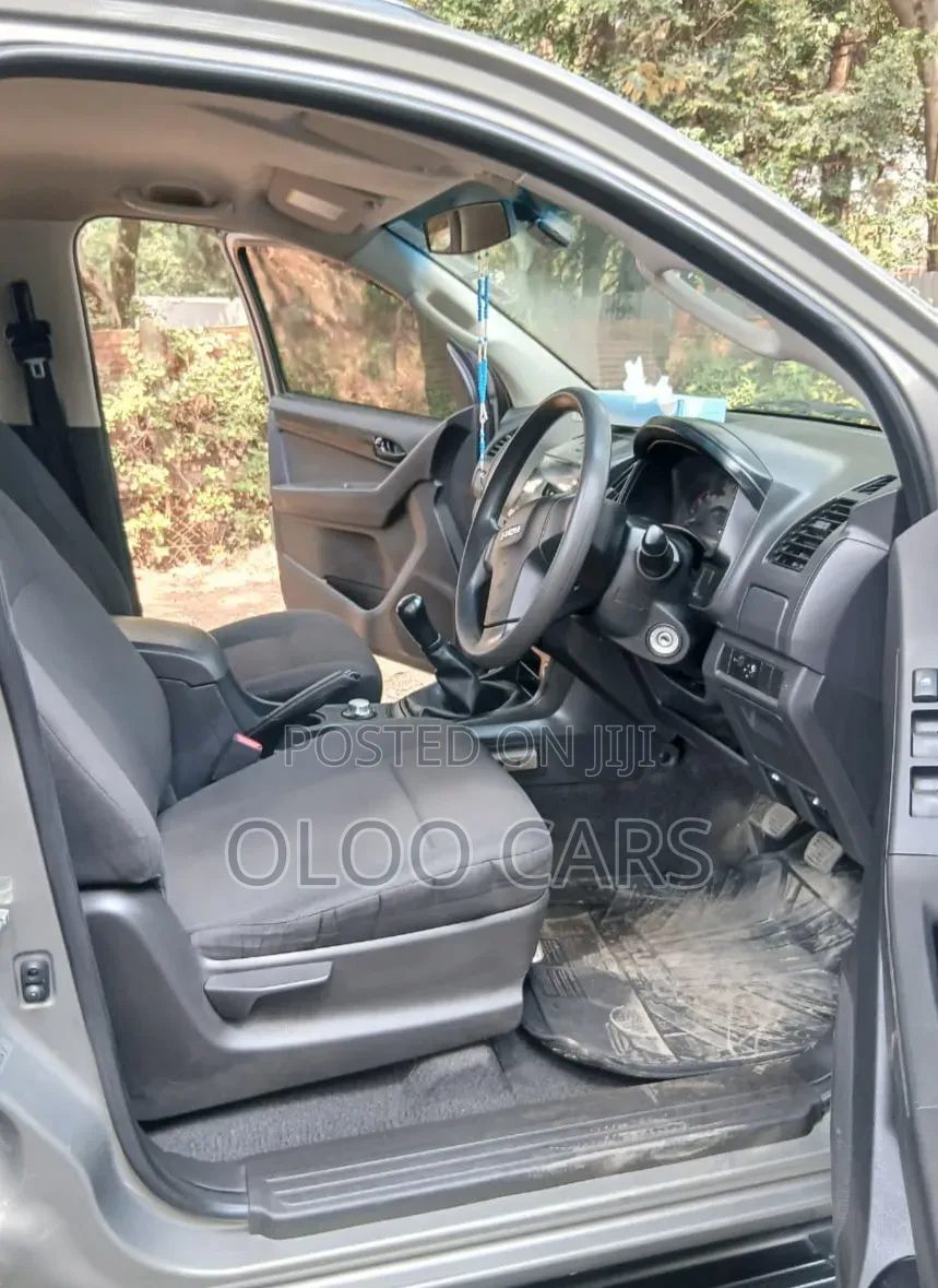 Isuzu D-MAX 2023 Silver