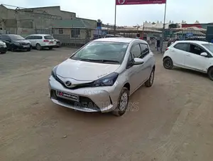 Toyota Vitz 2016 Silver
