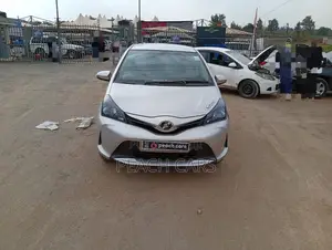 Toyota Vitz 2016 Silver