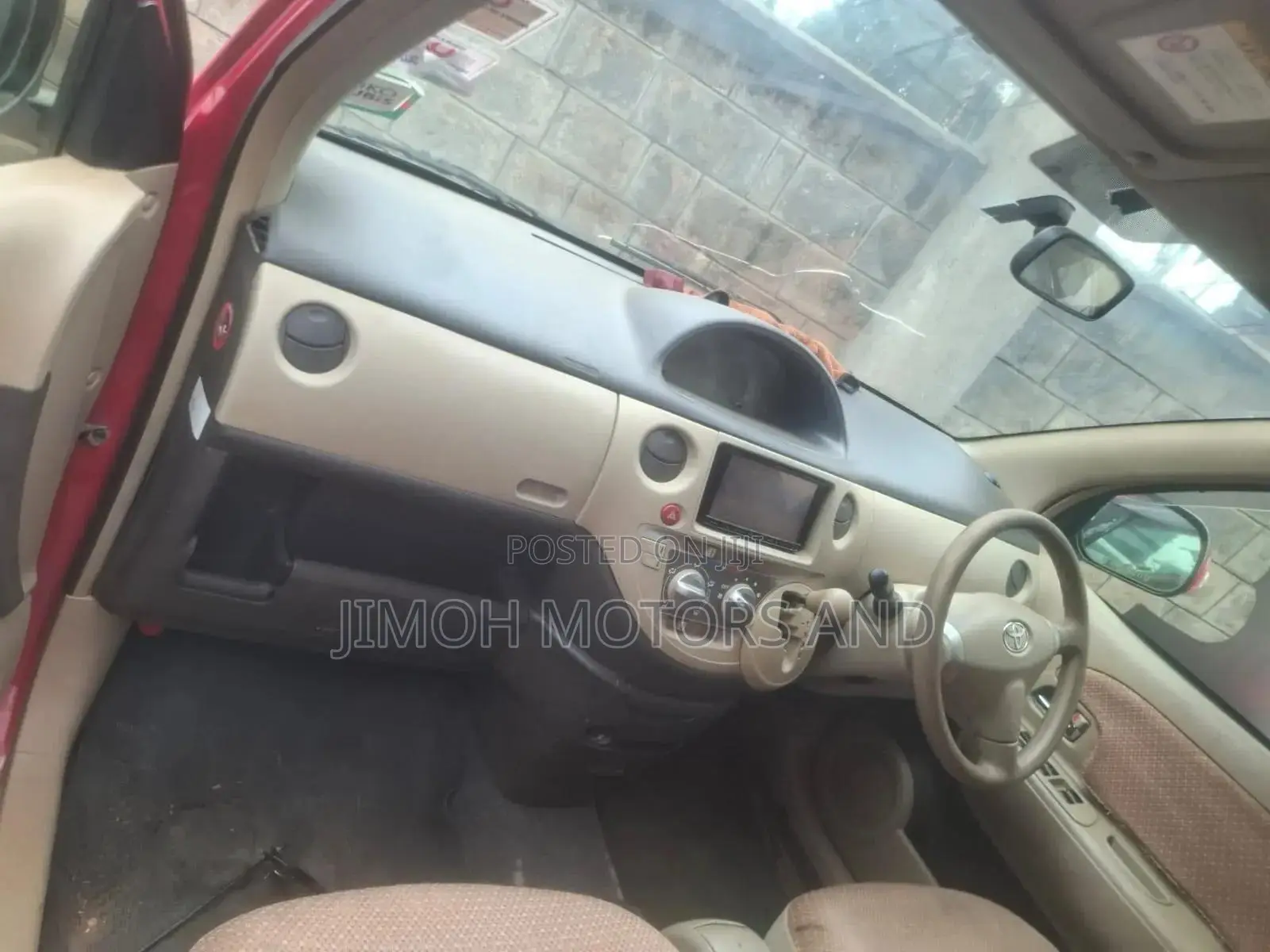Toyota Sienta 2012 Red