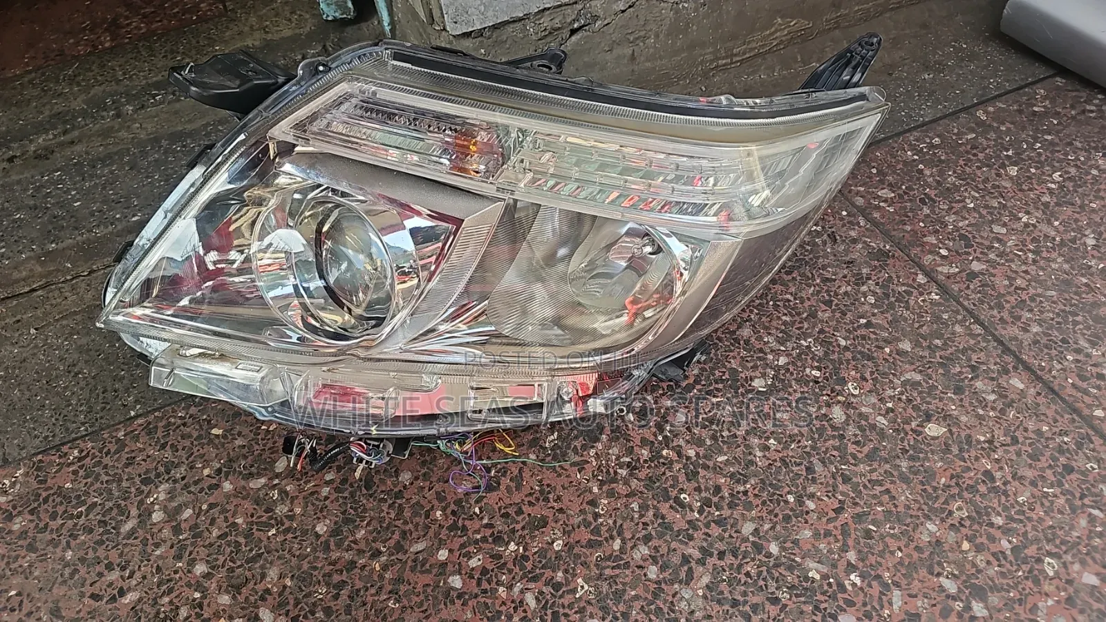 Noah 2015 Headlight