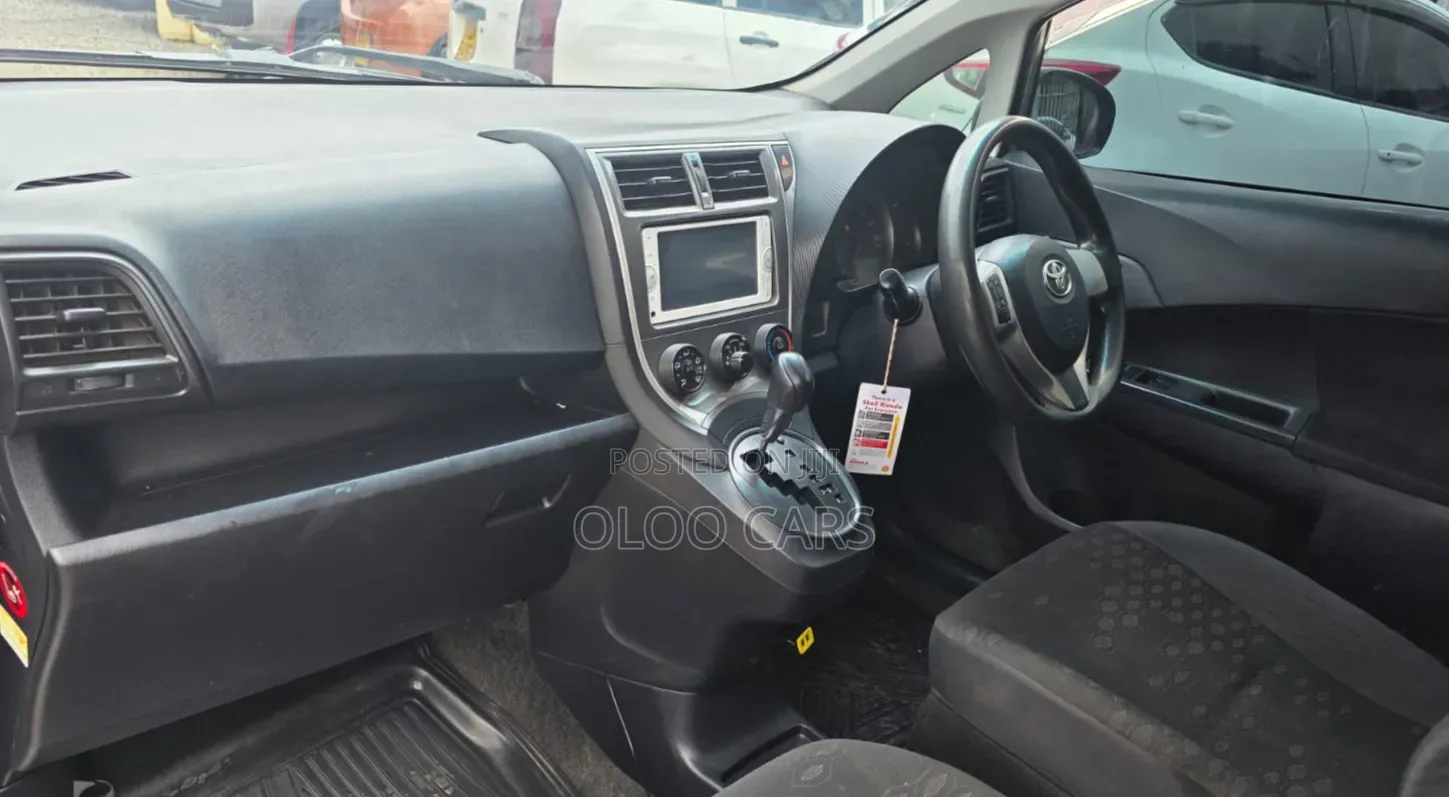 Toyota Ractis 2012 Silver