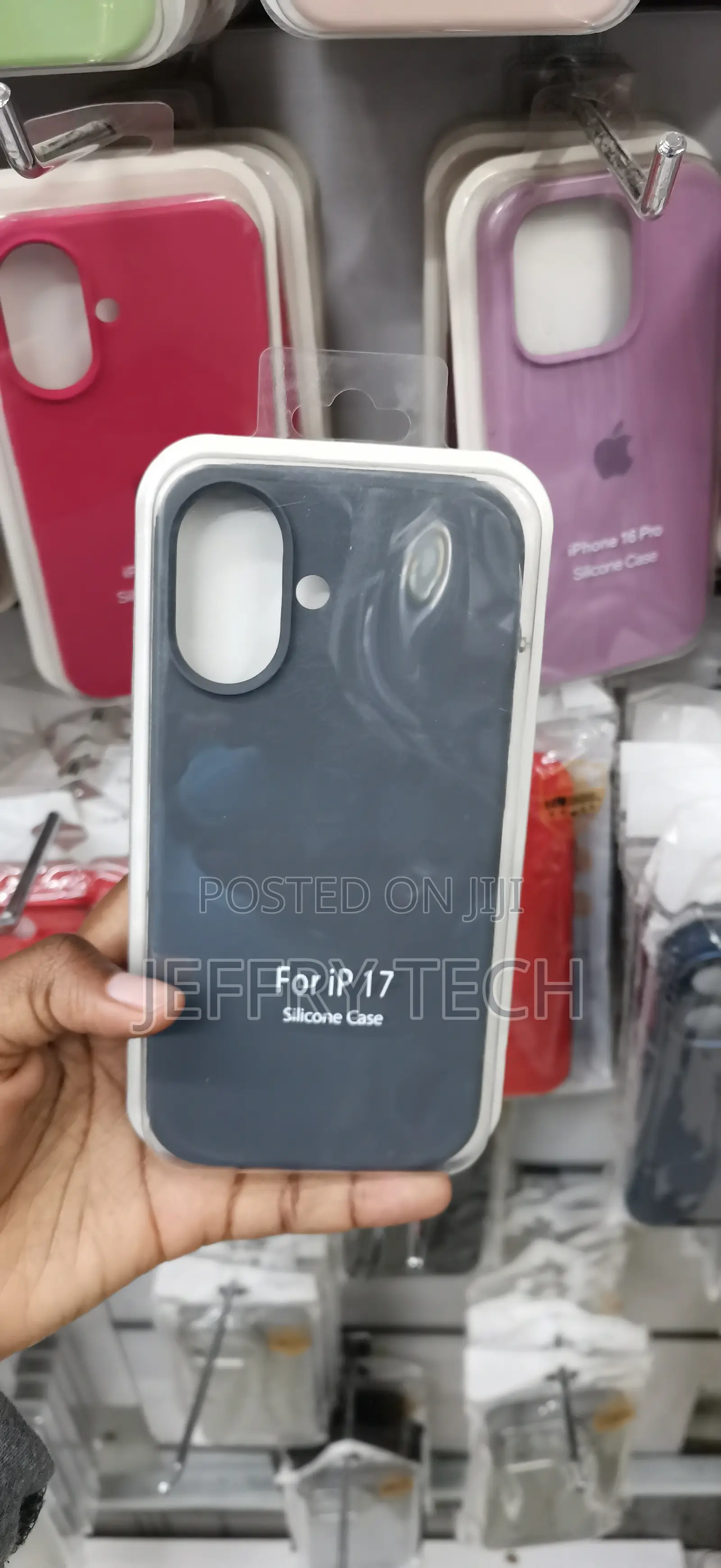 iPhone 17 : Slim, Flexible Dark Grey Silicone Body Cover