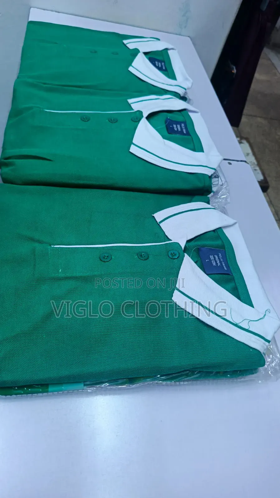 Green Body Collar White