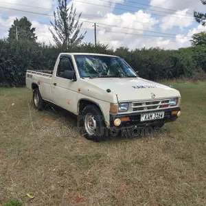 Nissan Pick-Up 2003 White