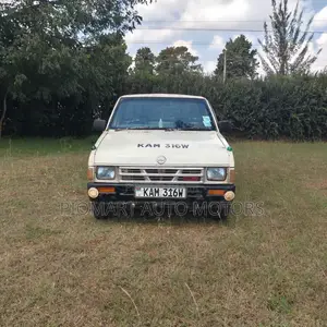 Nissan Pick-Up 2003 White
