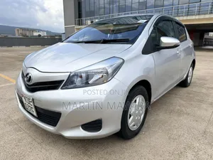 Toyota Vitz 2014 Silver