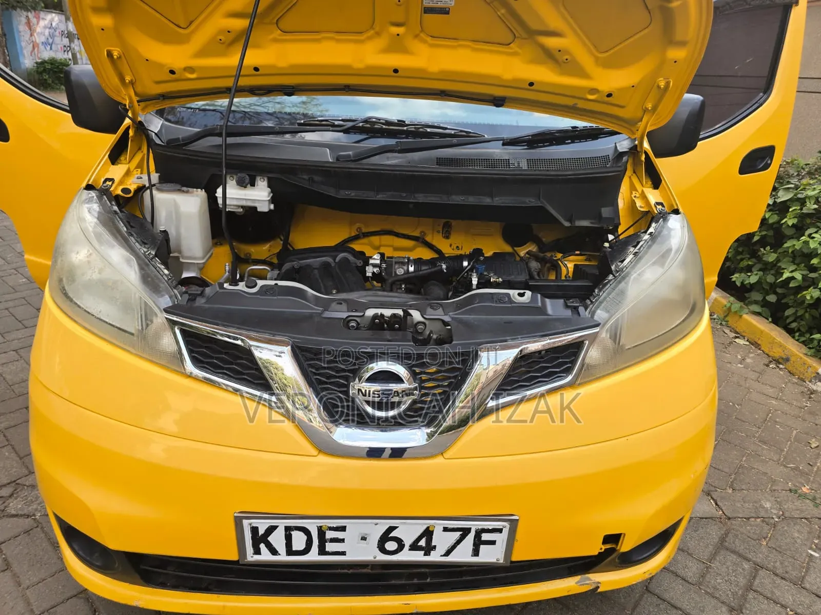Nissan NV350 2015 Yellow