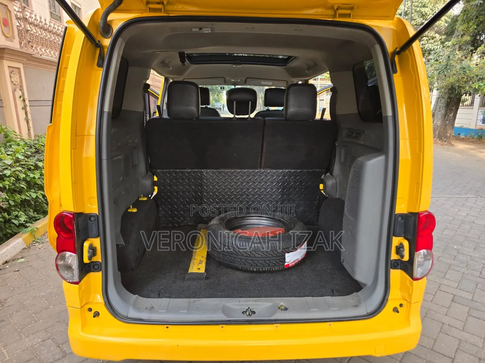 Nissan NV350 2015 Yellow