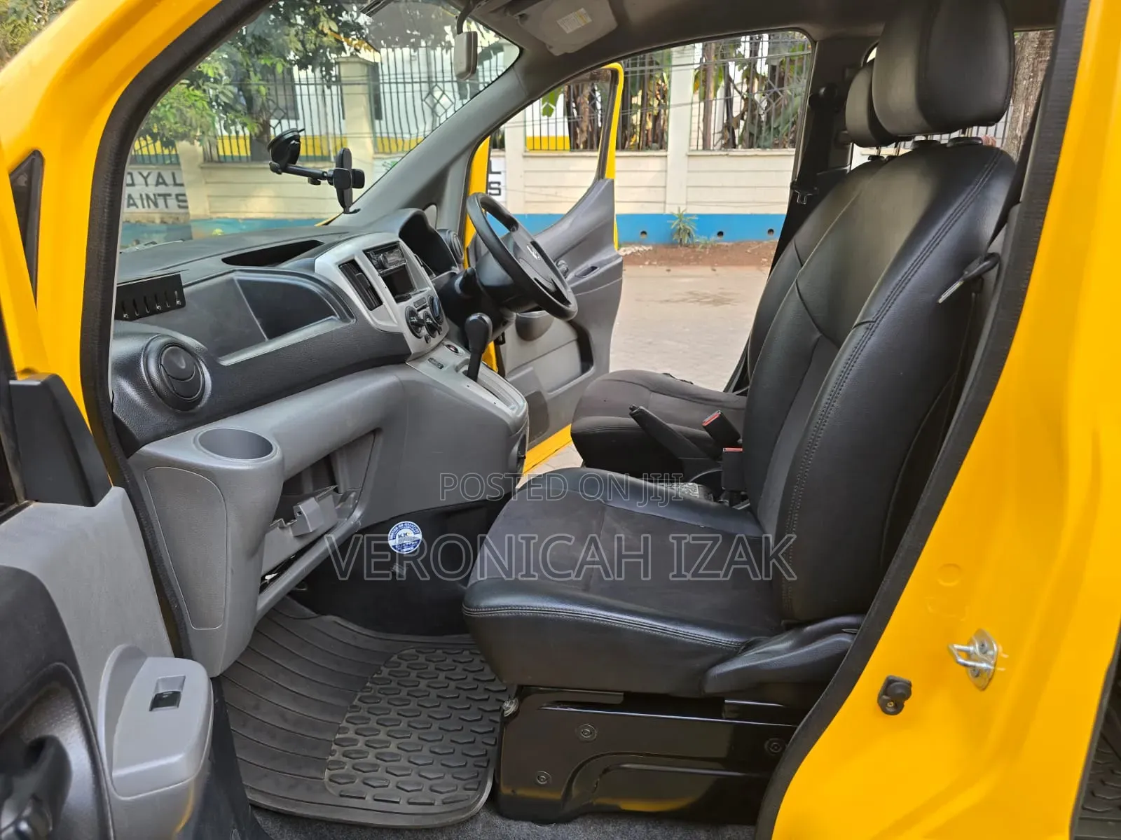 Nissan NV350 2015 Yellow