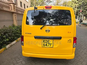 Nissan NV350 2015 Yellow
