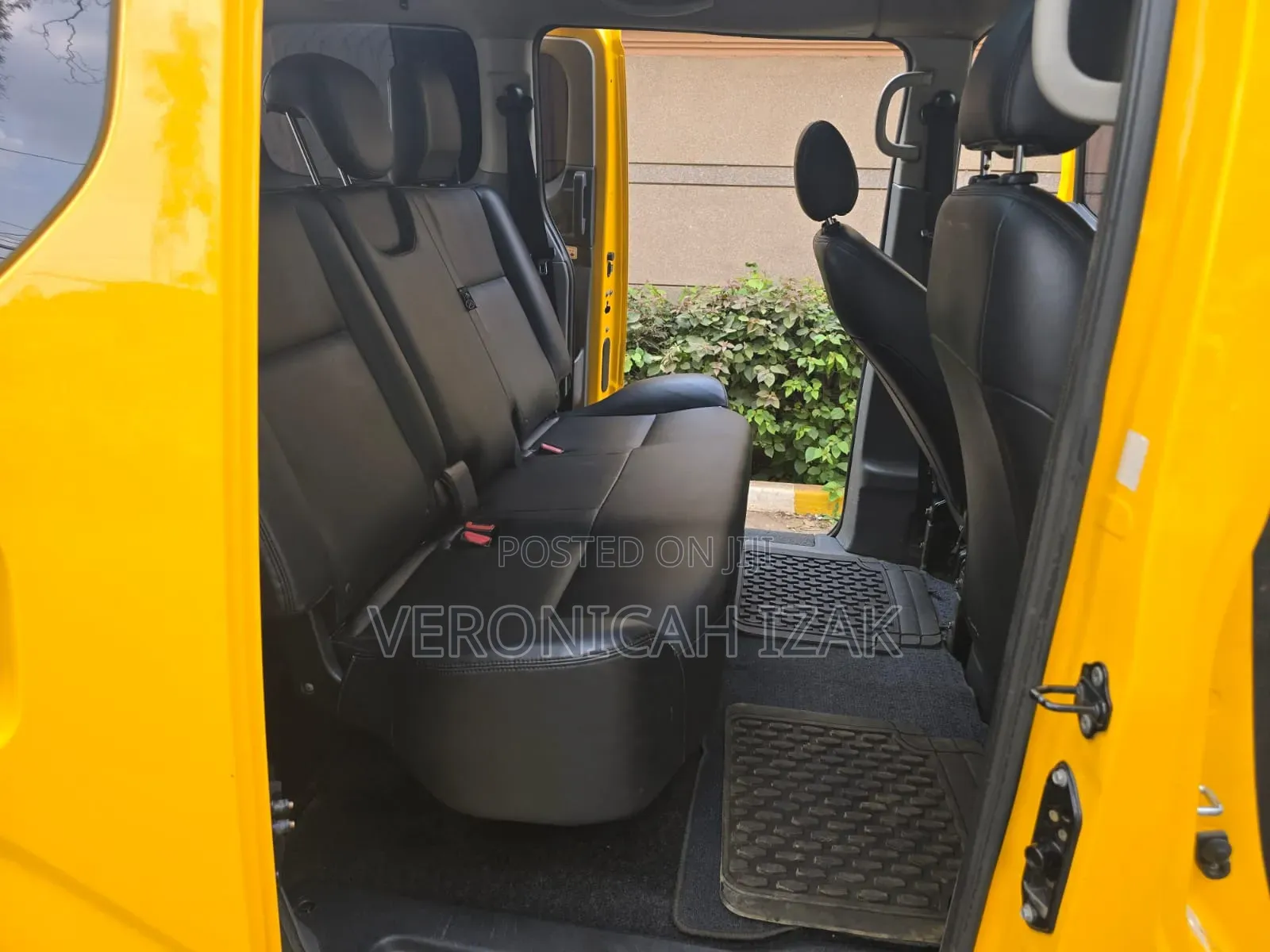 Nissan NV350 2015 Yellow