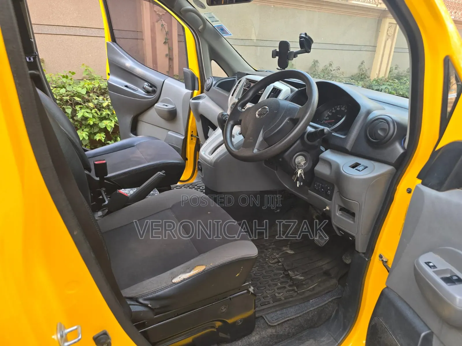 Nissan NV350 2015 Yellow