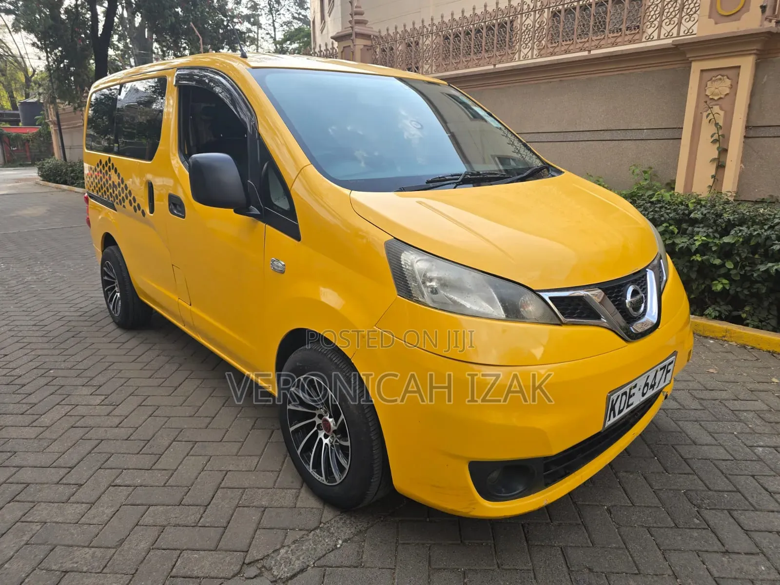 Nissan NV350 2015 Yellow