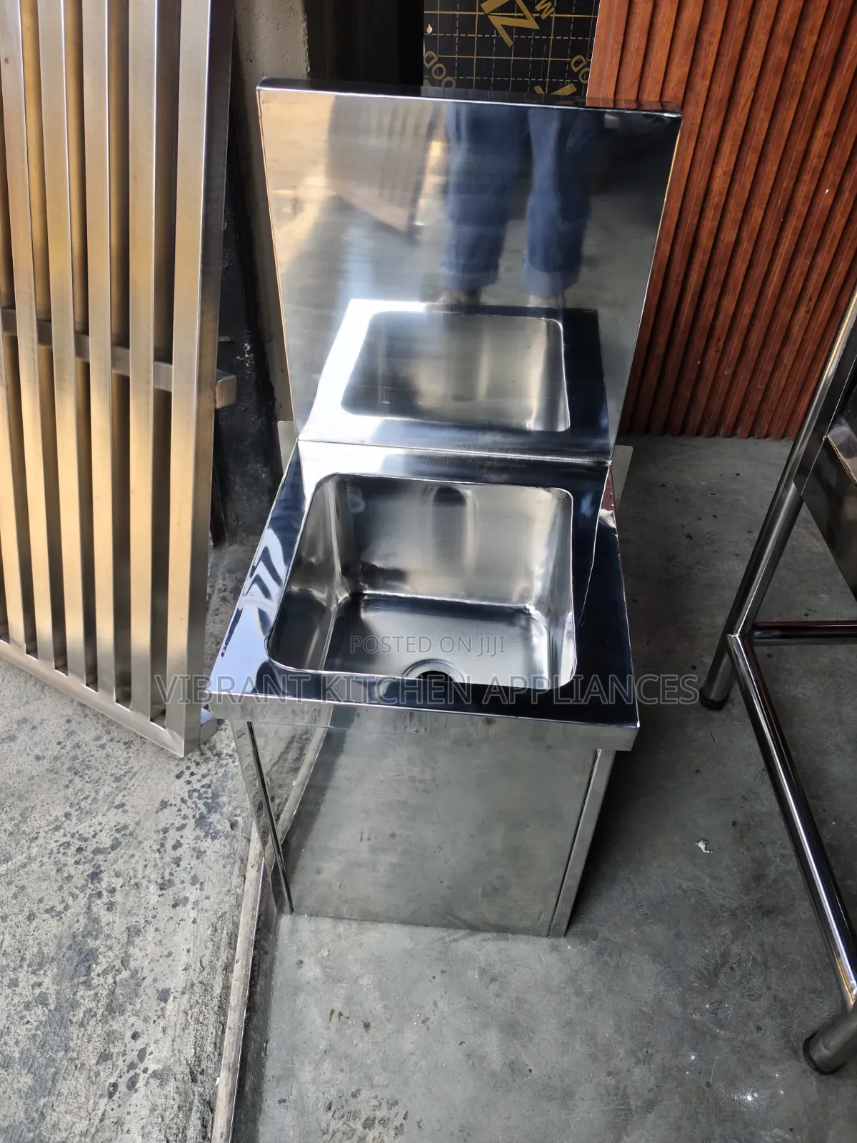 Wall‐Mount Knee‐Pedal Handwashing Sink