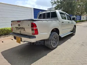 Toyota Hilux 2.5 D-4D 4X4 SRX 2011 Silver