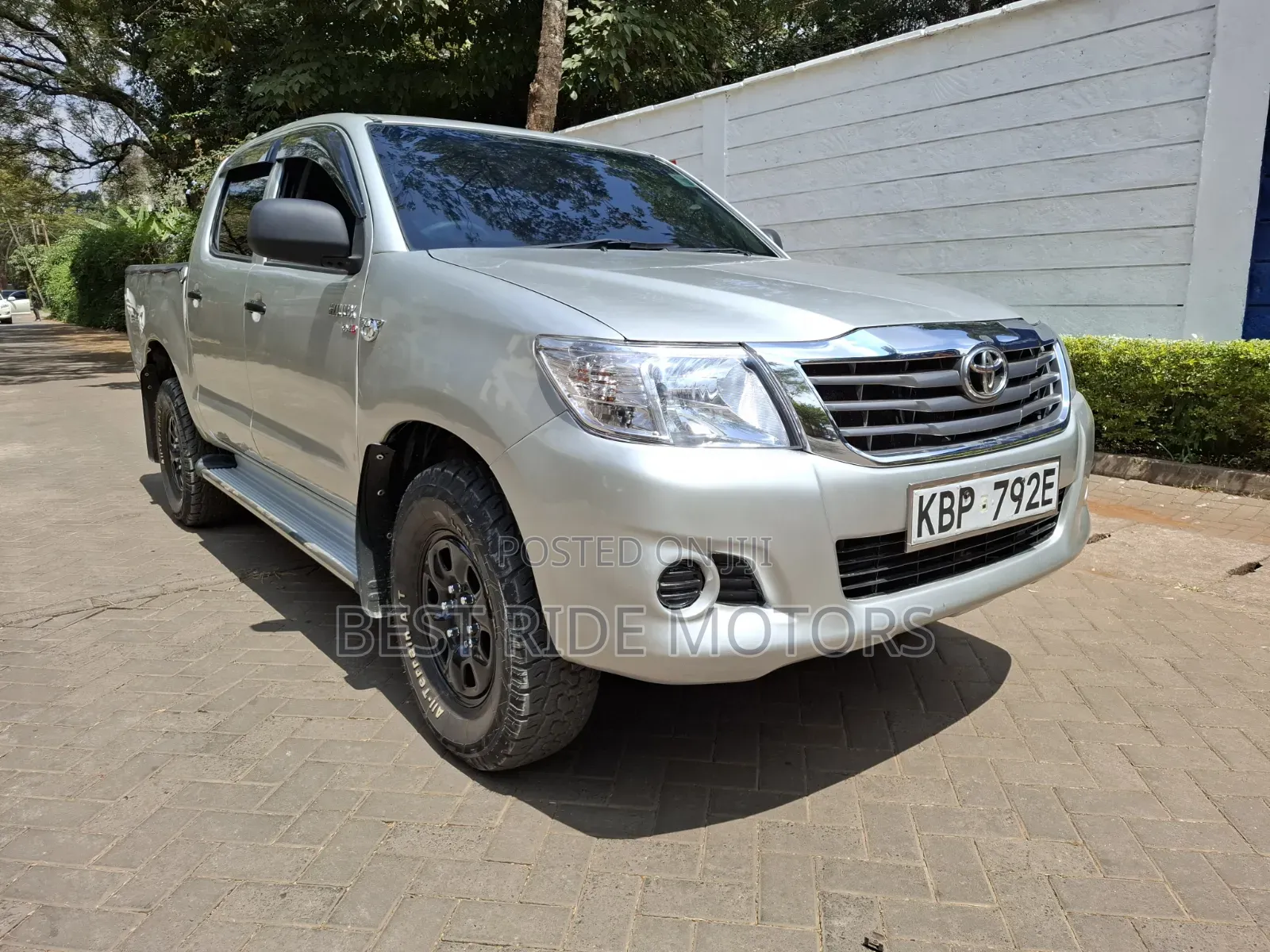 Toyota Hilux 2.5 D-4D 4X4 SRX 2011 Silver
