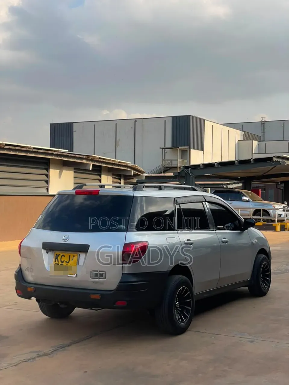 Nissan Advan 2010 Silver