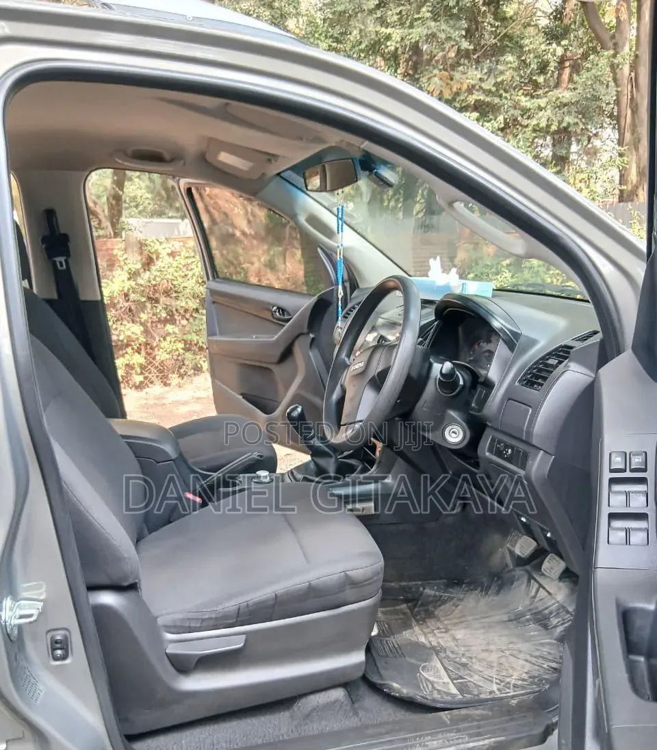 Isuzu D-MAX 2023 Gold