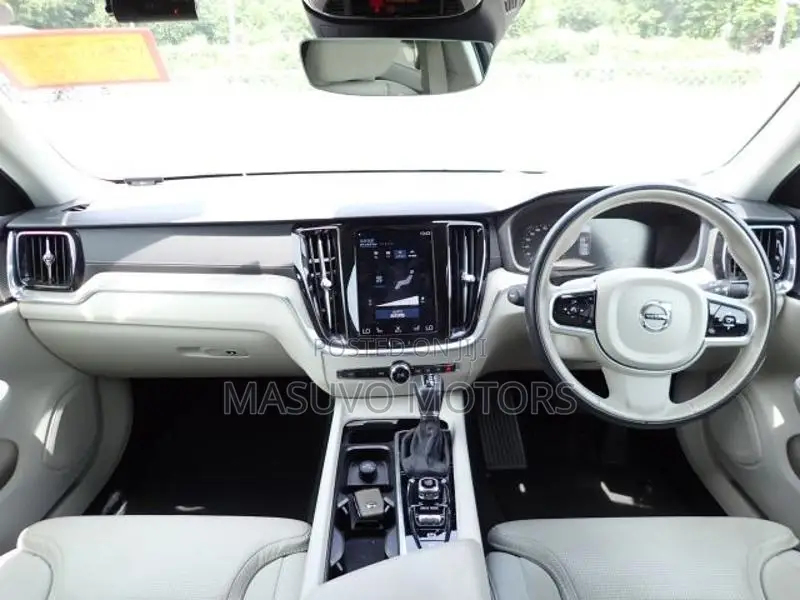 Volvo V60 2019 Pearl