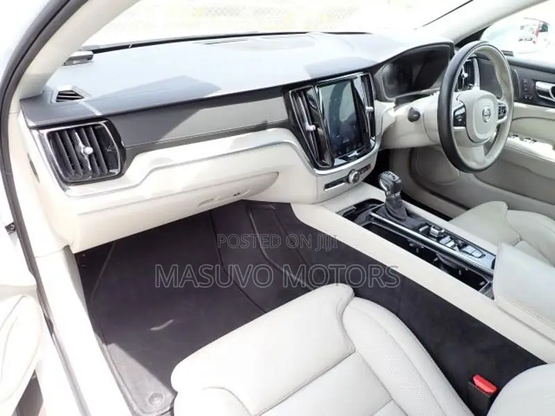Volvo V60 2019 Pearl