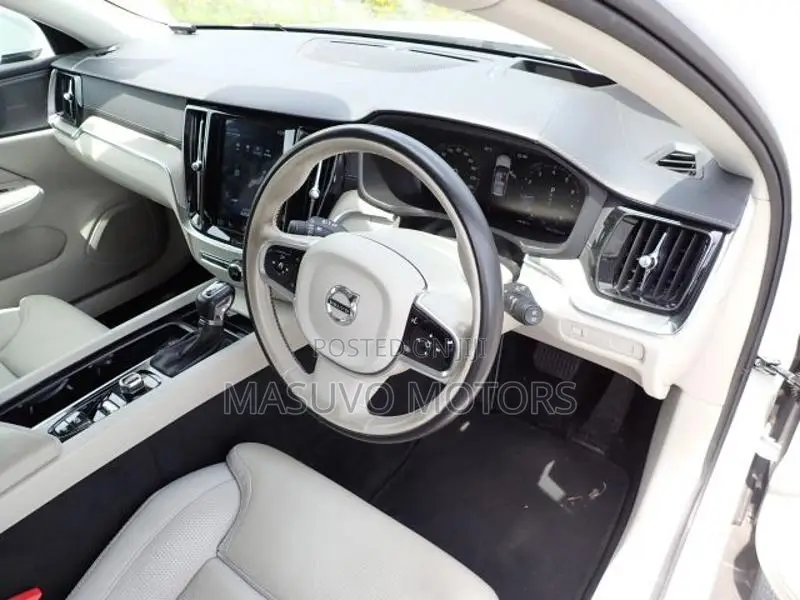 Volvo V60 2019 Pearl