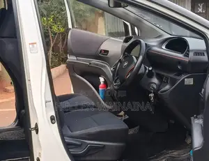 Toyota Sienta 2017 White