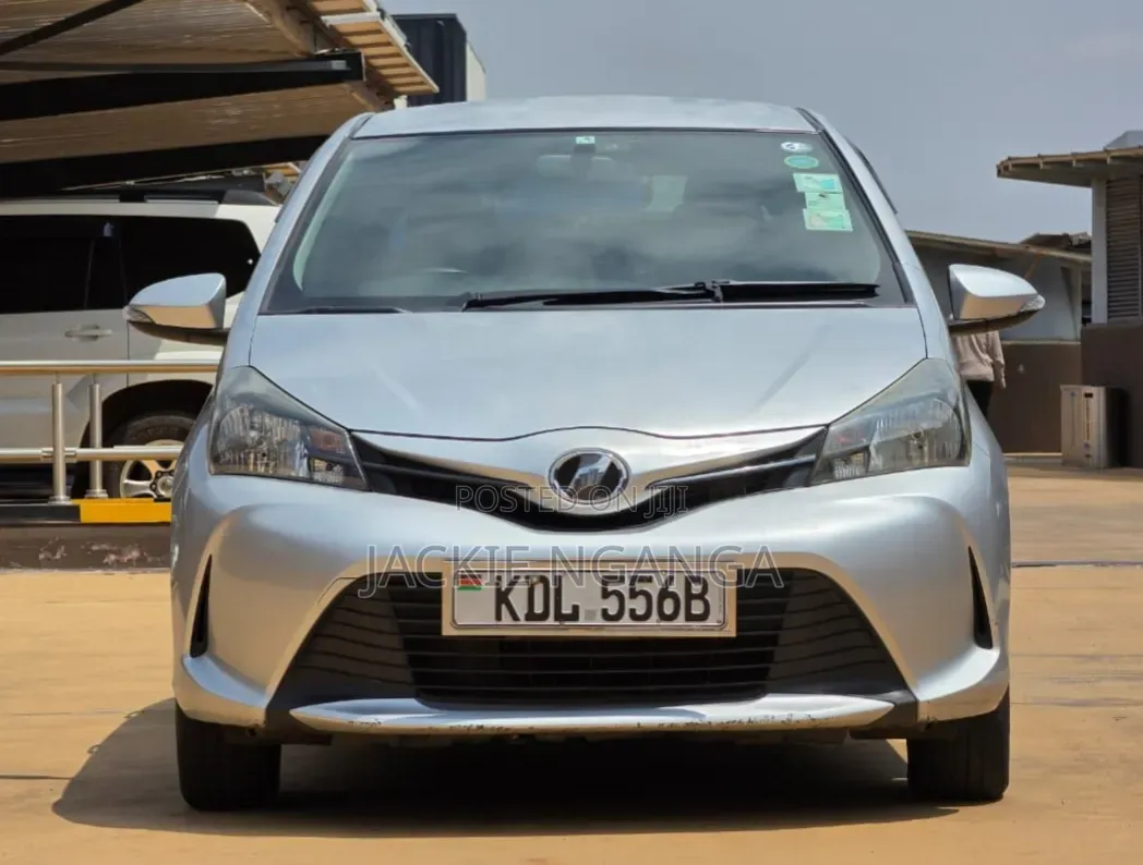 Toyota Vitz 2015 Silver