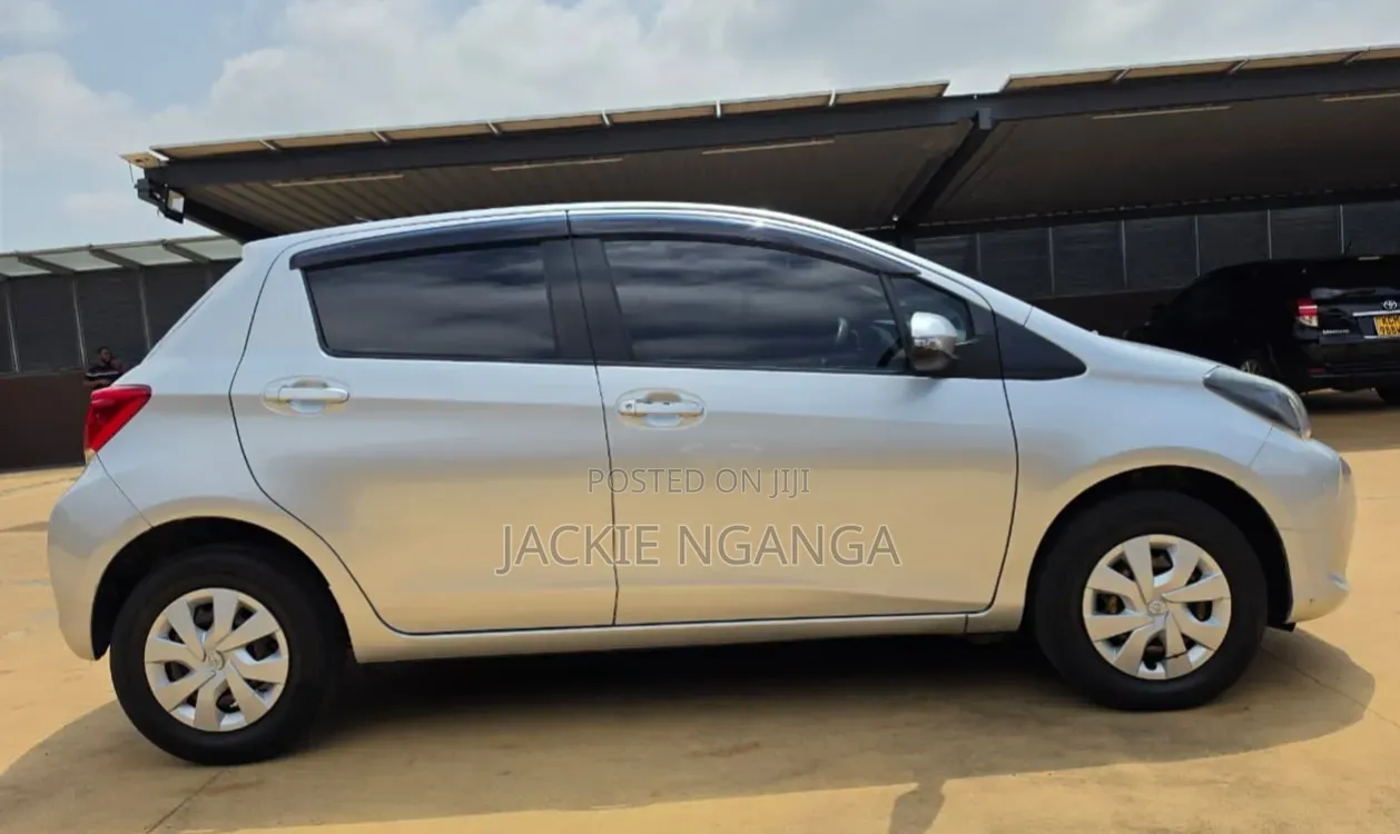Toyota Vitz 2015 Silver