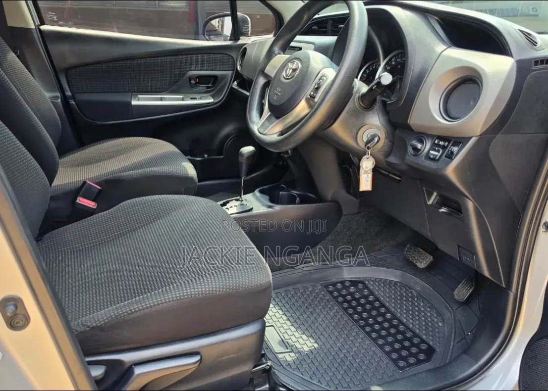 Toyota Vitz 2015 Silver