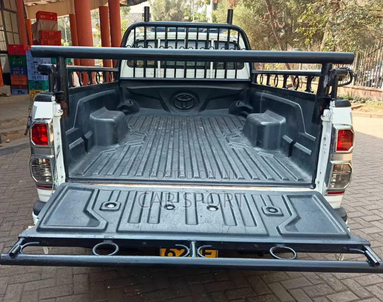 Toyota Hilux 2015 White