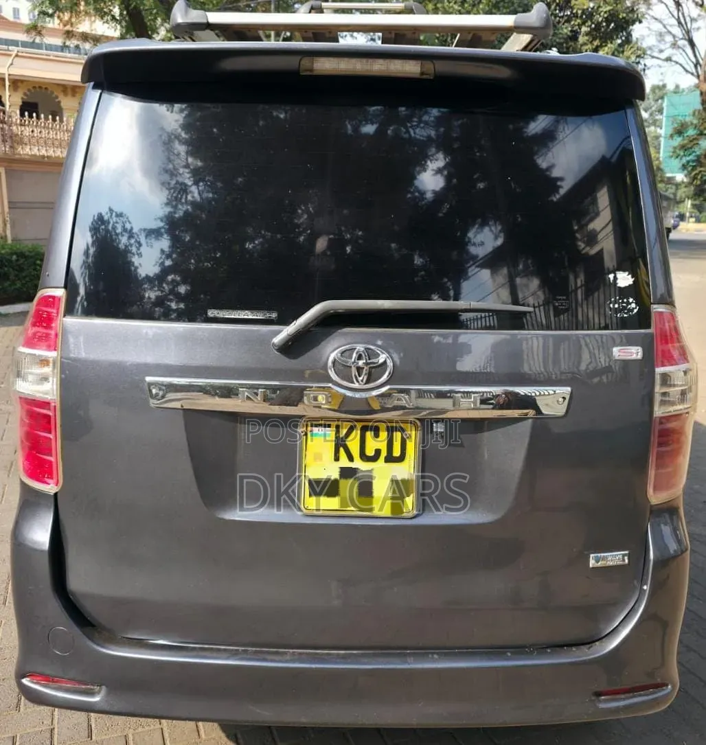 Toyota Noah 2008 Gray