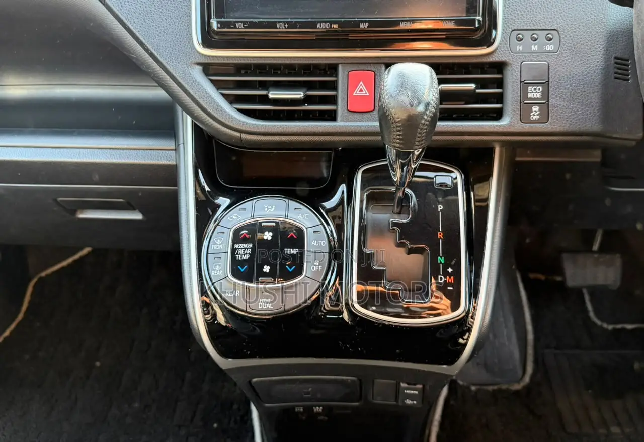 Toyota Voxy 2019 Pearl
