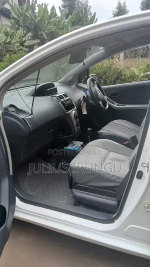 Toyota Vitz 1.3 FWD 5dr 2010 White