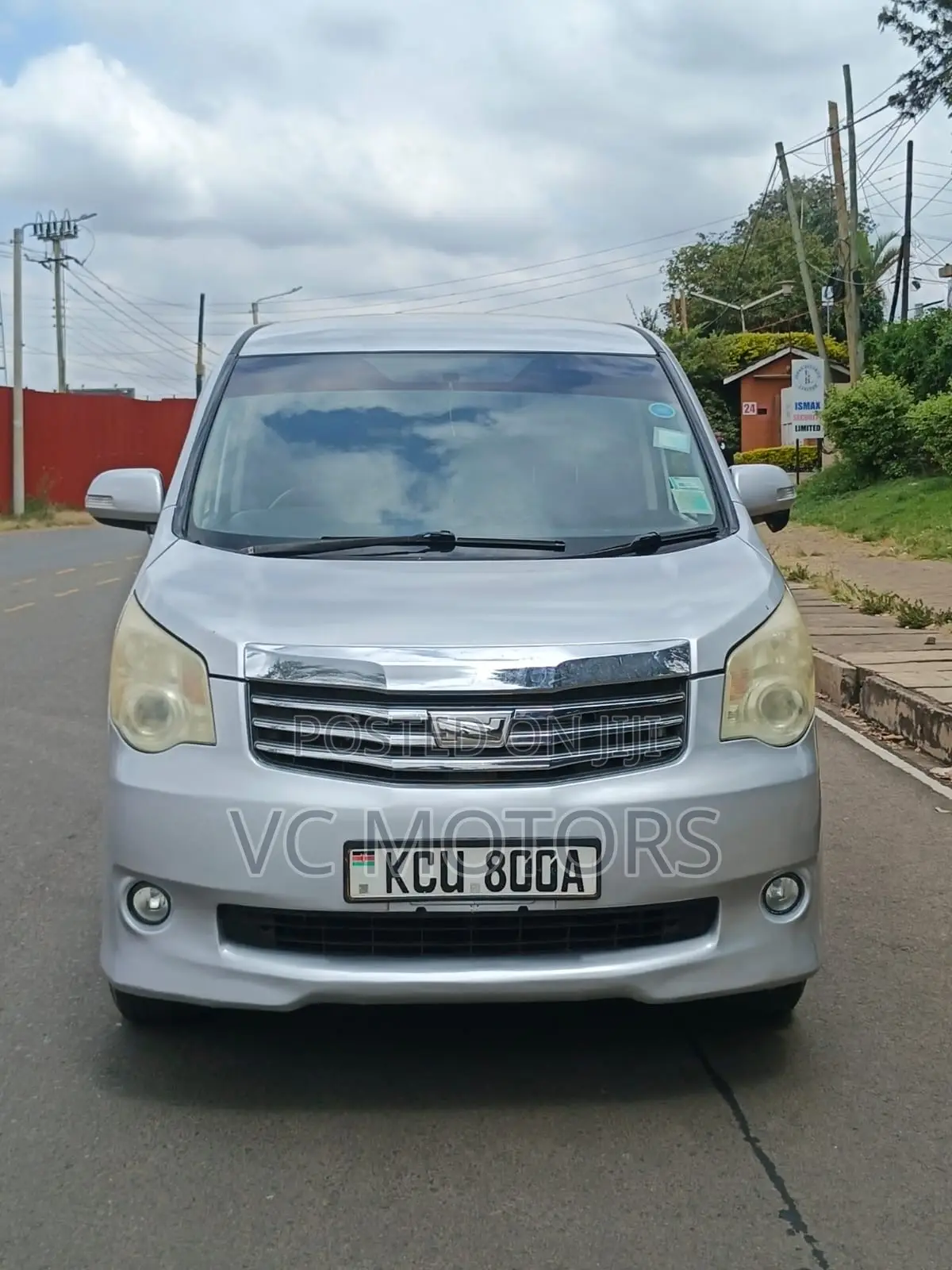 Toyota Noah 2.0 143hp FWD (8 Seater) 2012 Silver