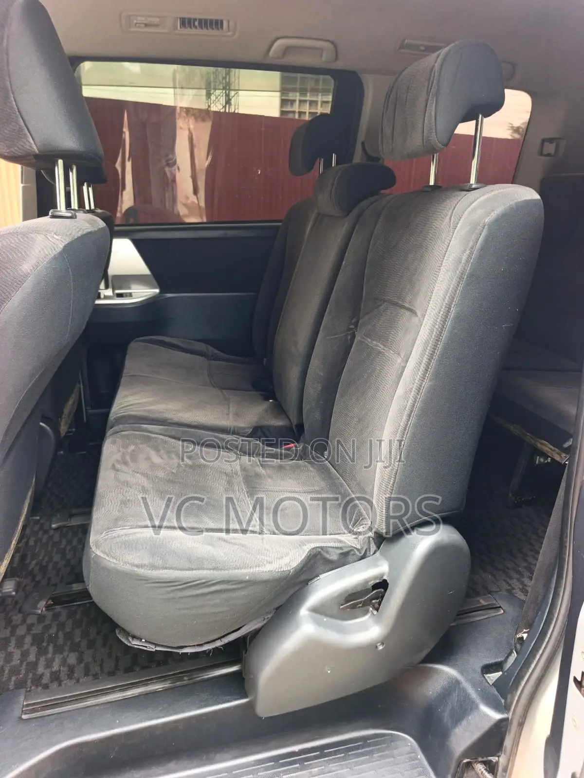 Toyota Noah 2.0 143hp FWD (8 Seater) 2012 Silver