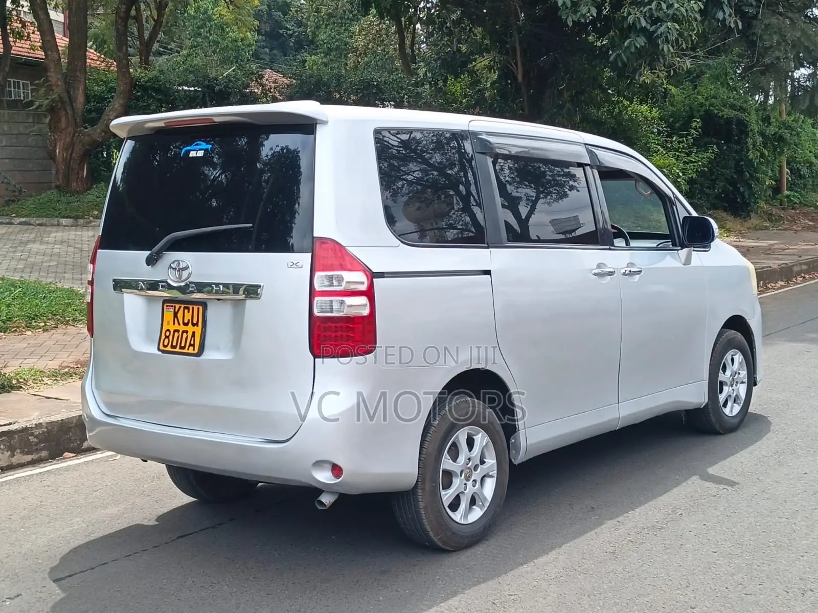 Toyota Noah 2.0 143hp FWD (8 Seater) 2012 Silver