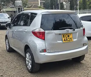 Toyota Ractis 1.3 FWD 2012 Silver
