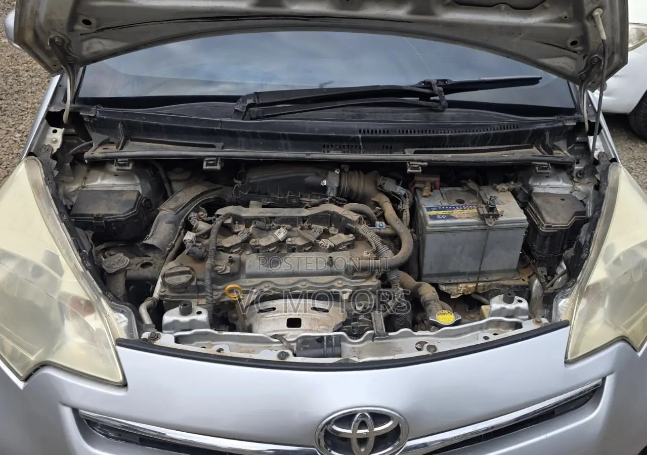 Toyota Ractis 1.3 FWD 2012 Silver