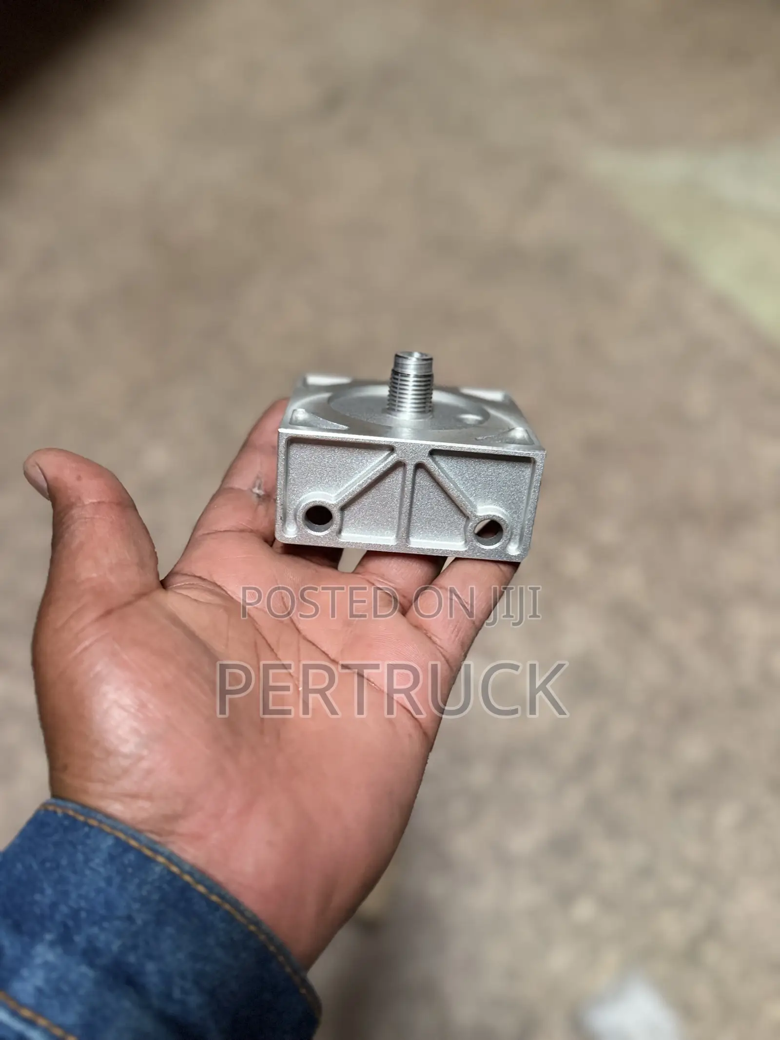 P562263 Filter Head Housing M16 X 1.5, 1/2 NPT Inlet and Outlet Ports