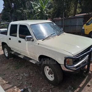 Toyota Hilux 1999 White