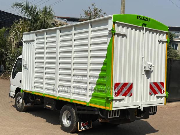 Covered Isuzu NKR - thumbnail 2
