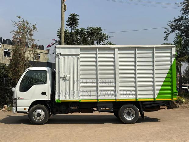 Covered Isuzu NKR - thumbnail 3