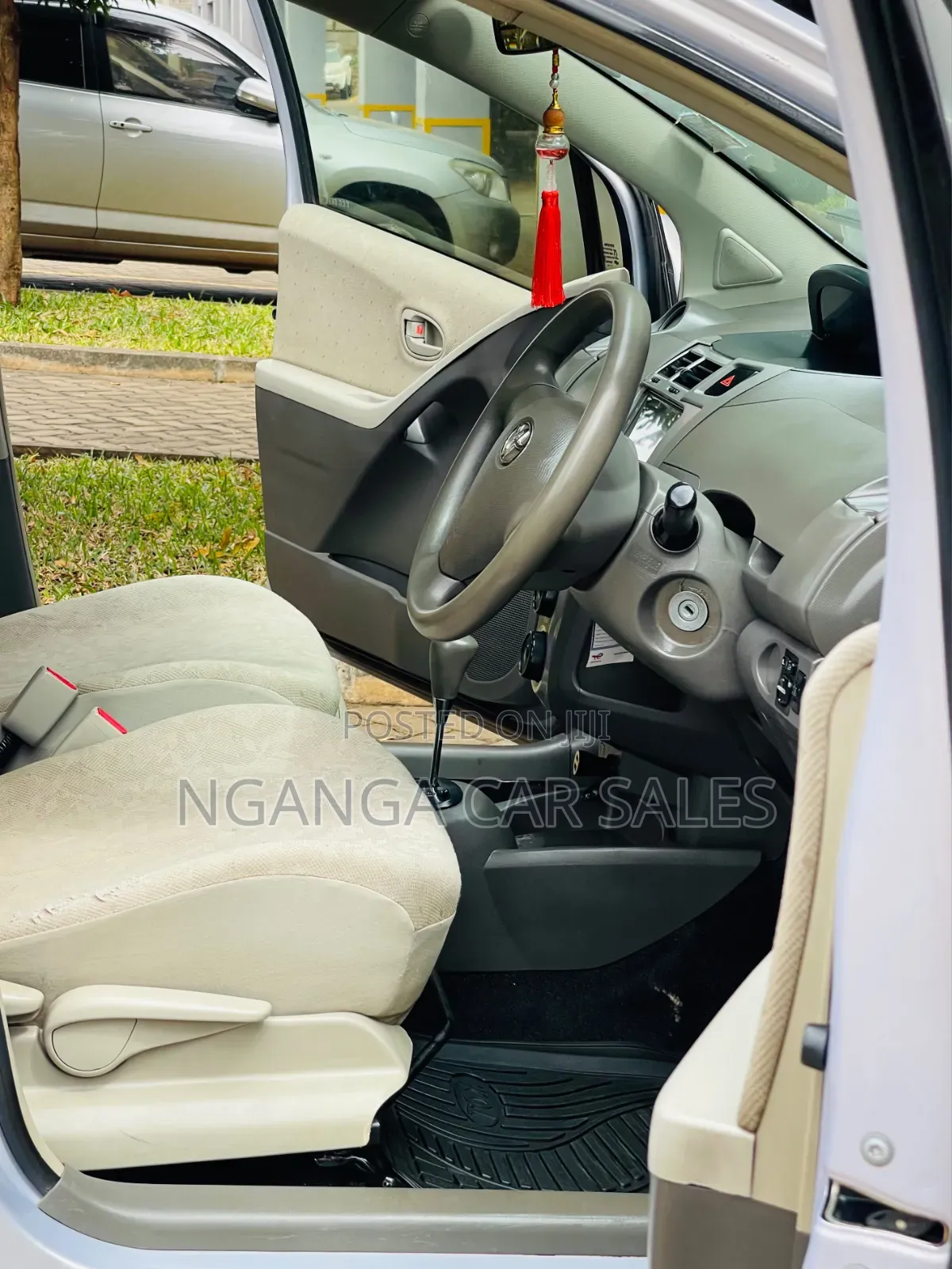 Toyota Vitz 2008 Silver