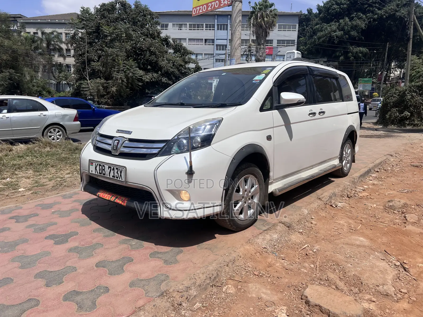 Toyota ISIS 2014 White