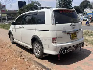 Toyota ISIS 2014 White