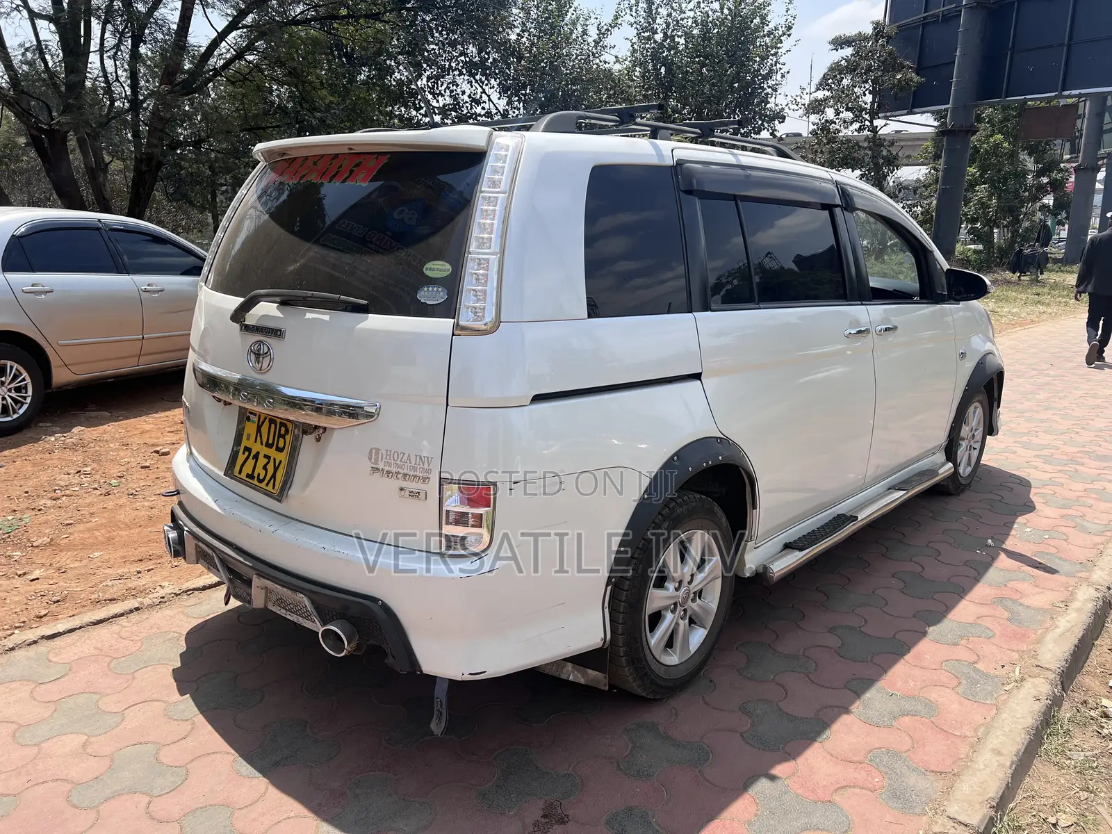 Toyota ISIS 2014 White
